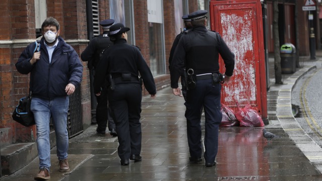Policajti hliadkujú na West End v Londýne