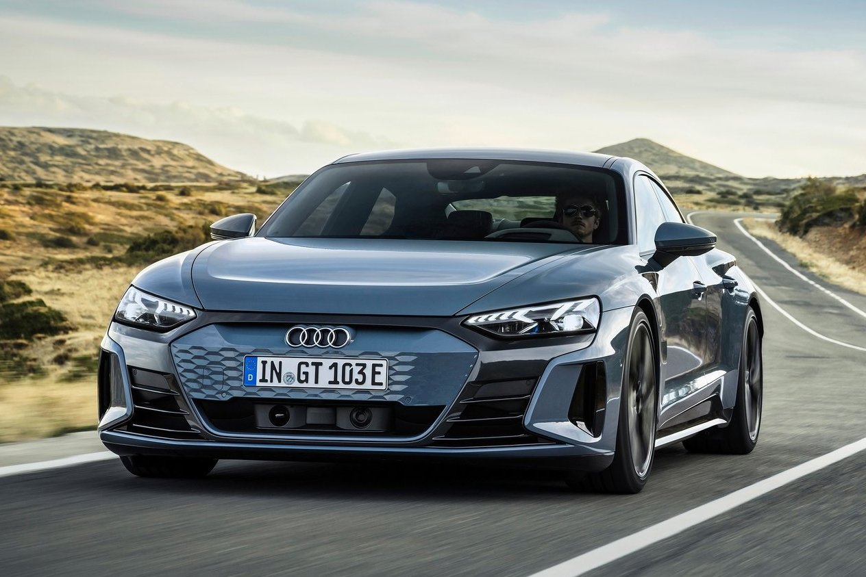 Audi e-tron GT je štíhle 4-dverové kupé postavené na platforme Porsche Taycan. Koeficient odporu vzduchu je len Cx 0,24.
