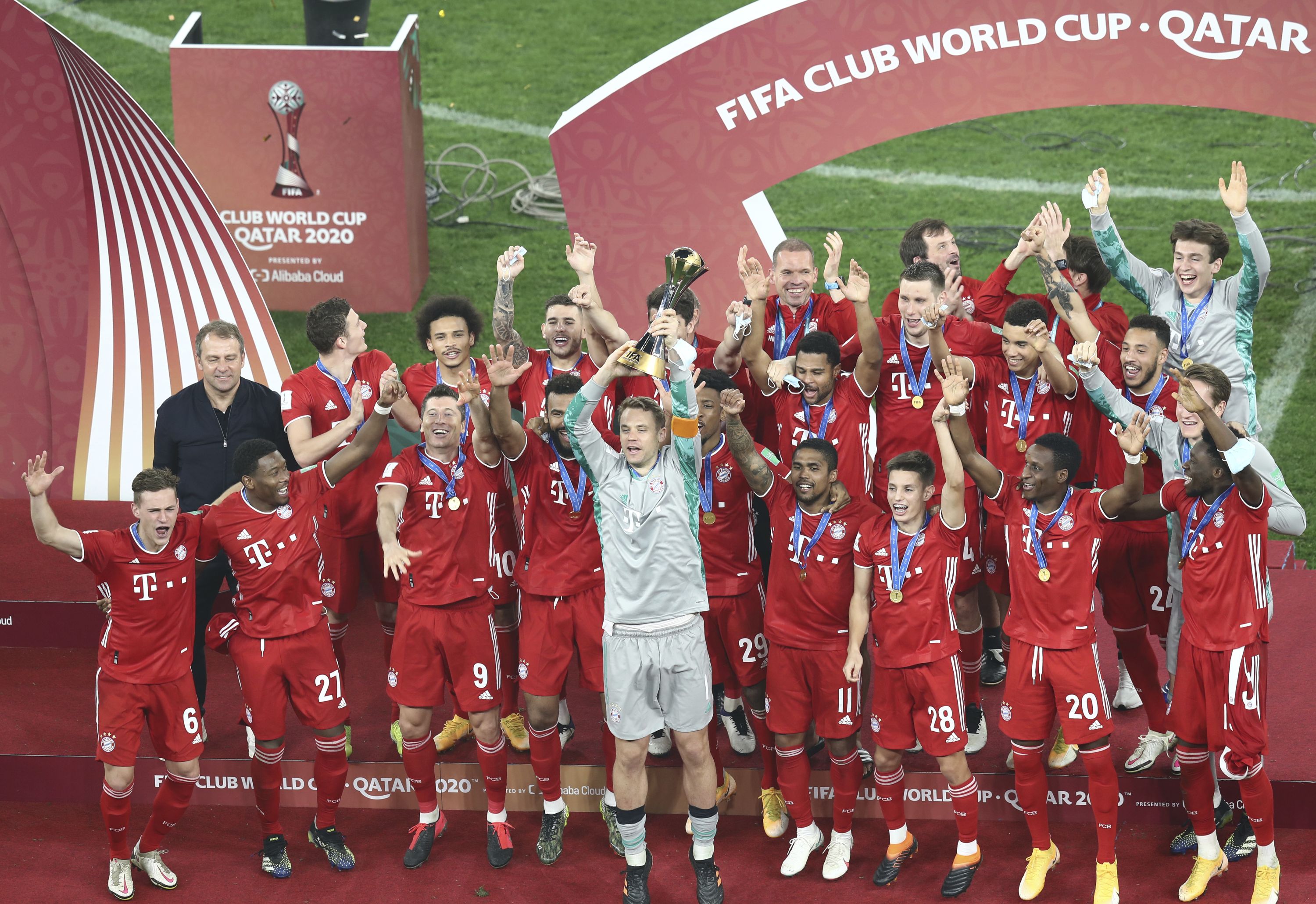 Futbalisti Bayernu s víťaznou trofejou z MS klubov.