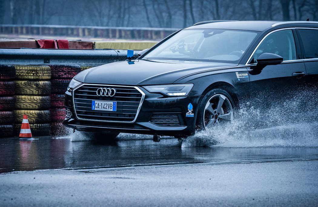 Systém Aquaplaning Intelligent System rozrušuje vrstvu vody pred pneumatikou silným prúdom vody, ktorá strieka z trysiek.