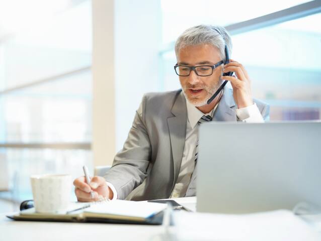 pracujúci penzisti, senior, telefonovanie