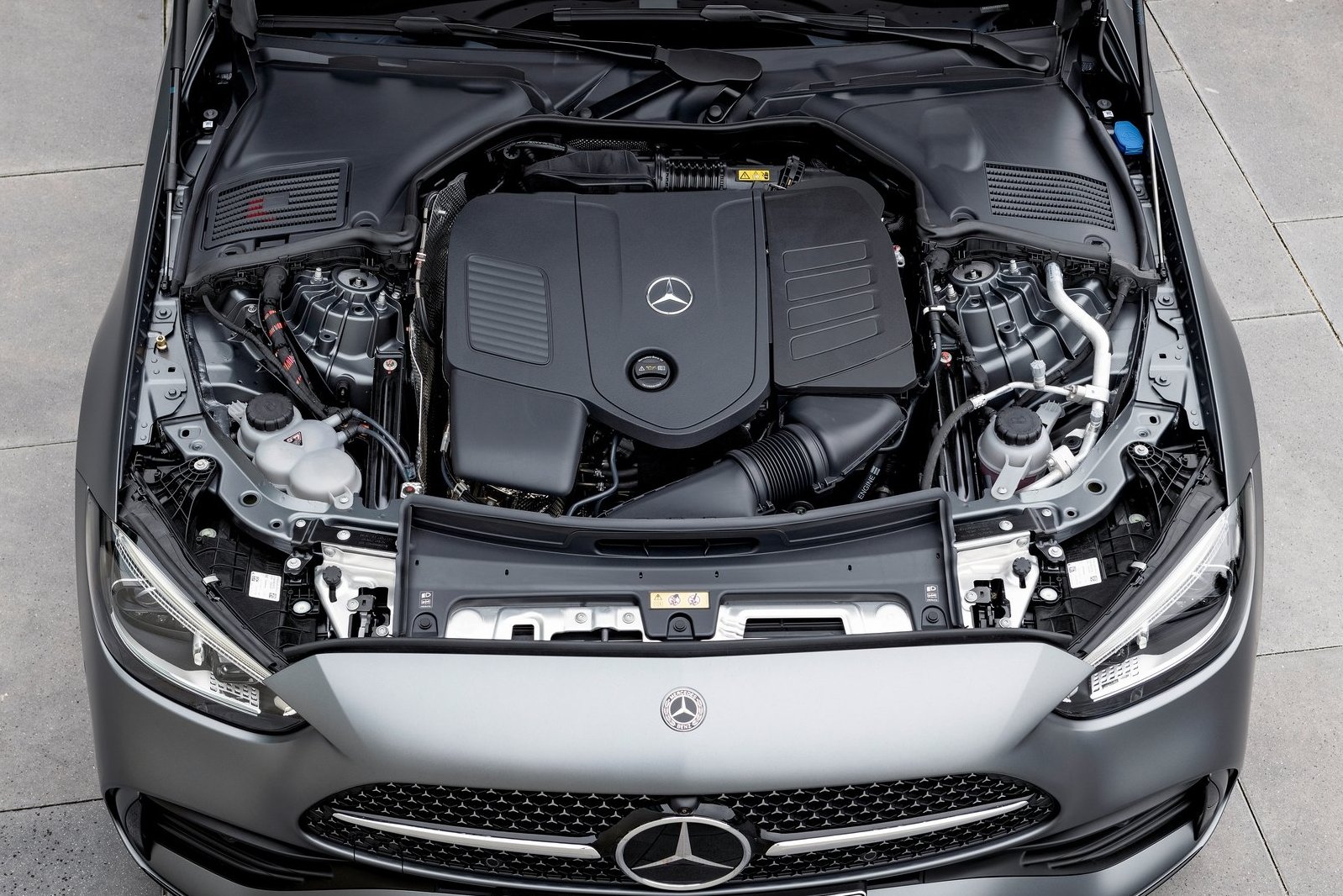Pod kapotou debutujú nové benzínové a vznetové 4-valce. Všetky vybavené 48 V mild-hybridnou sústavou so štartér-generátorom ISG s výkonom 15 kW a krútiacim momentom 200 Nm.