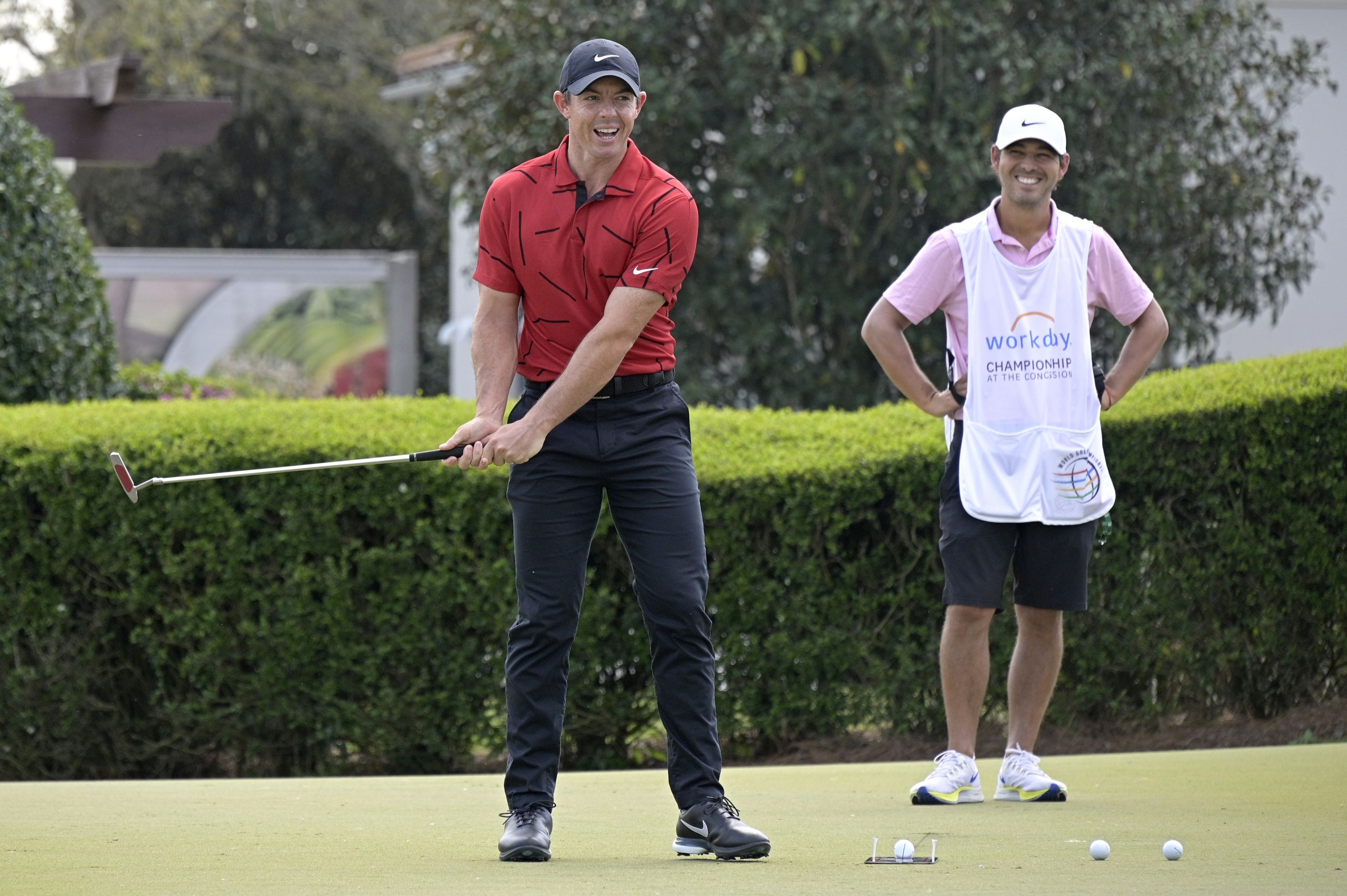 Severoírsky golfista Rory McIlroy sa rozcvičuje v červenom tričku a čiernych nohaviciach na podporu Tigerovi Woodsovi na turnaji Bradentone.