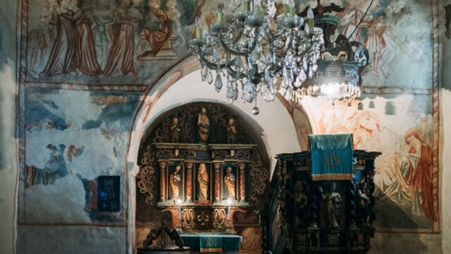 Stredoveký kostolík so vzácnymi freskami zo 14. a 15. storočia možno navštíviť mimo bohoslužieb.