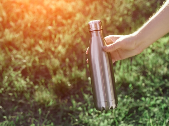 fľaša, hliníková fľaša, zero waste, žena, voda