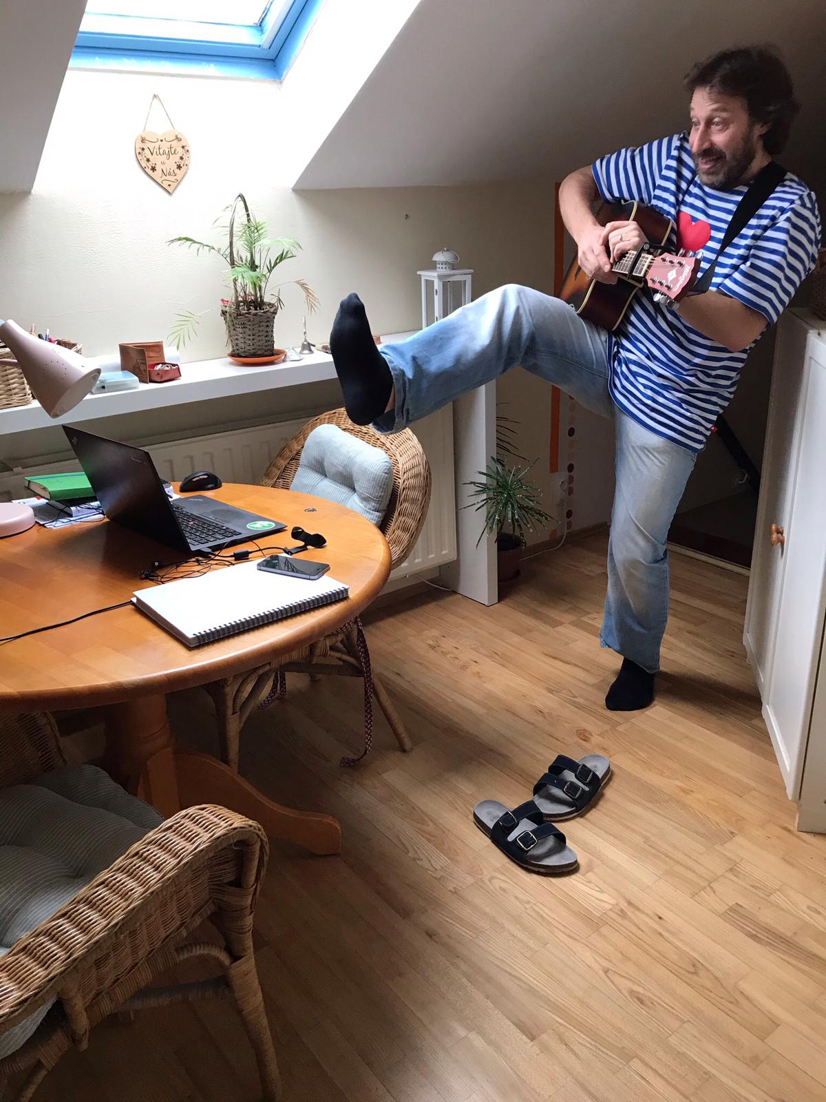 Aj takto sa dá učiť cez internet, s gitarou, a hlavne s dobrou náladou. Dávid Králik je triedny siedmakom.