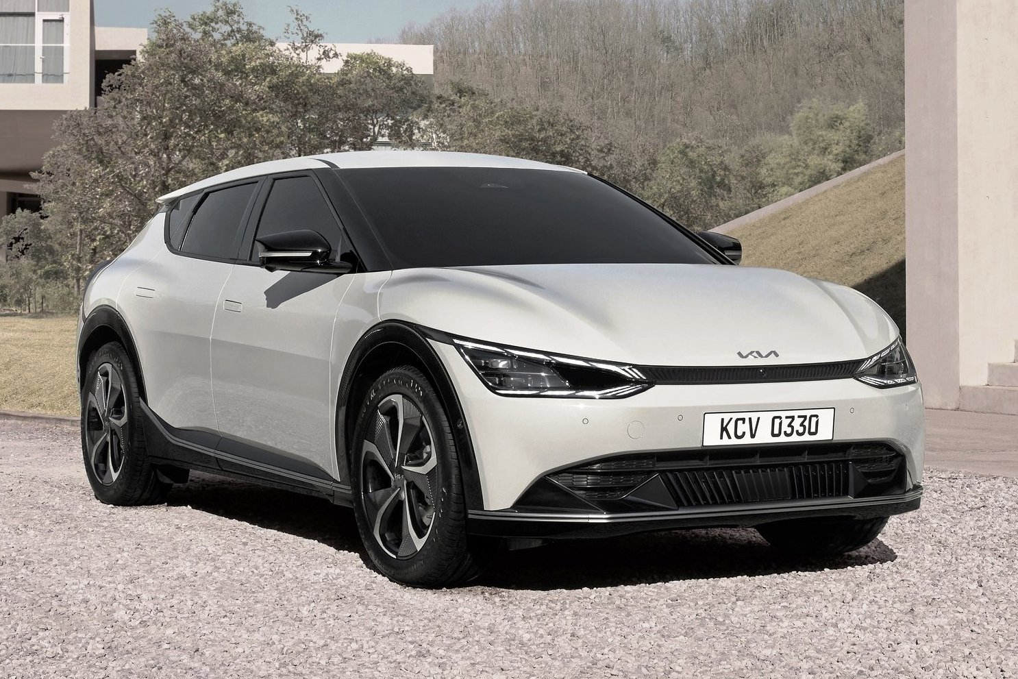 Prvý zástupca novej generácie elektromobilov Kie je aerodynamicky ladeným crossoverom. Kombinuje hladké a kontrastné línie, ktoré ladia s novým dizajnovým jazykom „Opposites United“. EV6 síce prišlo o „tigrí nos“, ale zas dostalo „tigrie oči“.