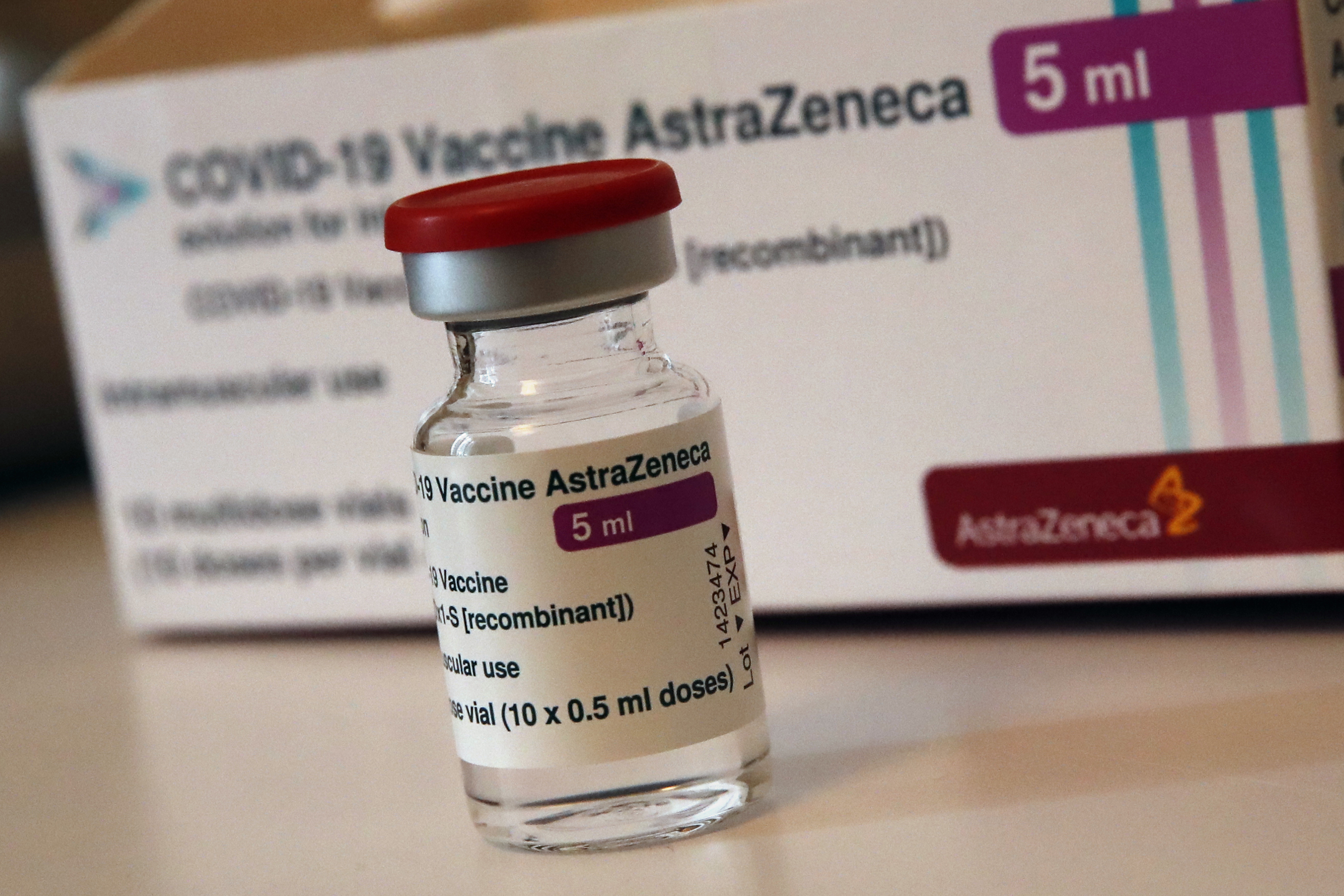 Ampulka s vakcínou proti covidu od spoločnosti AstraZeneca
