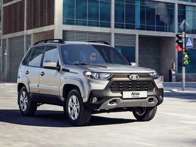 A toto je Niva Travel, ktorá sa dostala k zákazníkom v roku 2003 pod názvom Chevrolet Niva. Samotná Lada totiž nedokázala rozbehnúť jej výrobu.