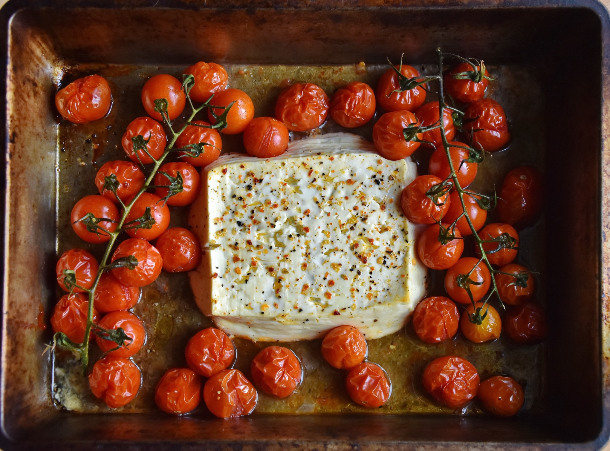 Cherry paradajky pečené s feta syrom tvoria základ chutnej omáčky.