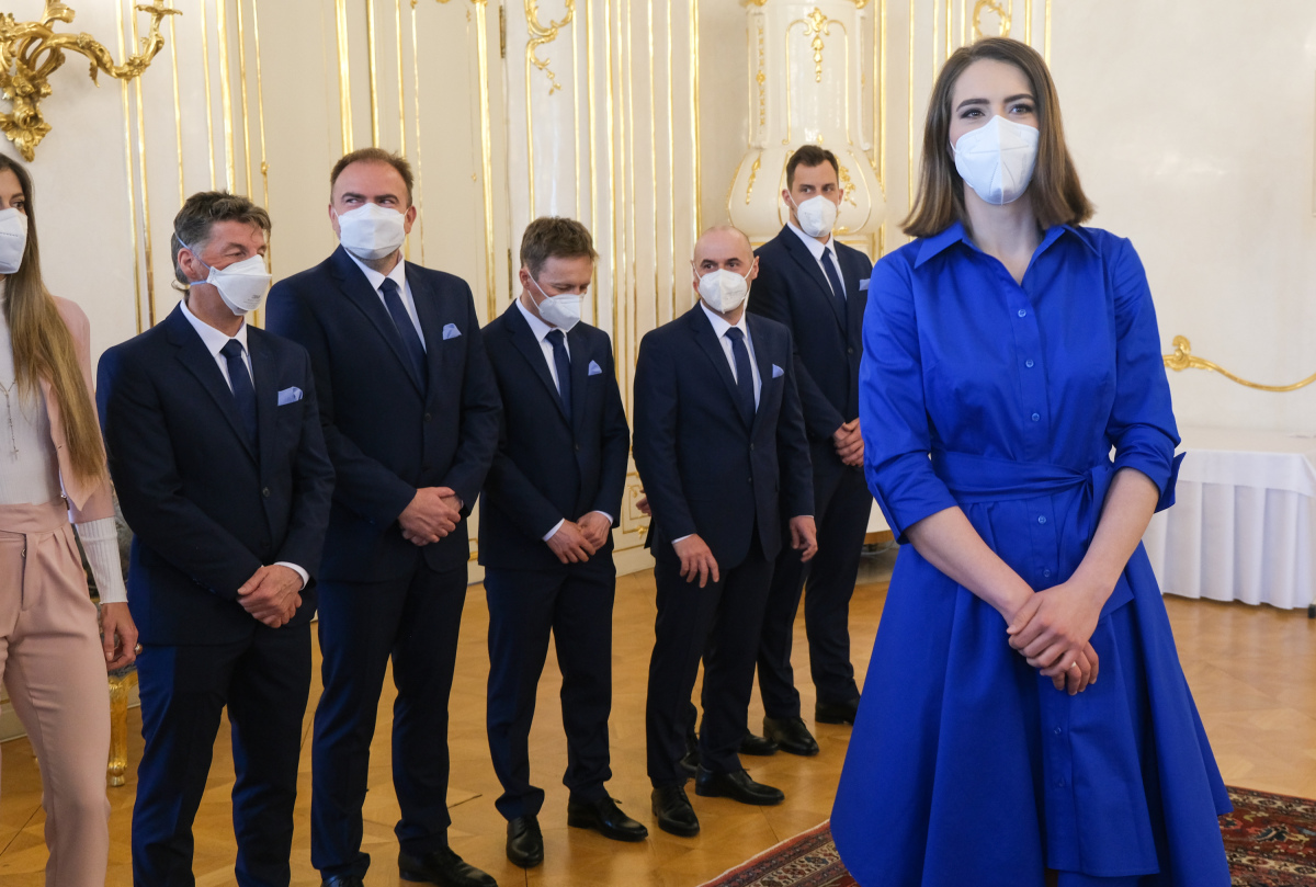Petra Vlhová, Zuzana Čaputová, veľky glóbus,