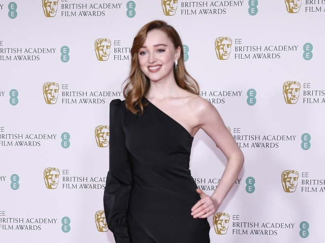 Herečka Phoebe Dynevor pózuje v kreácii Louis Vuitton. 
