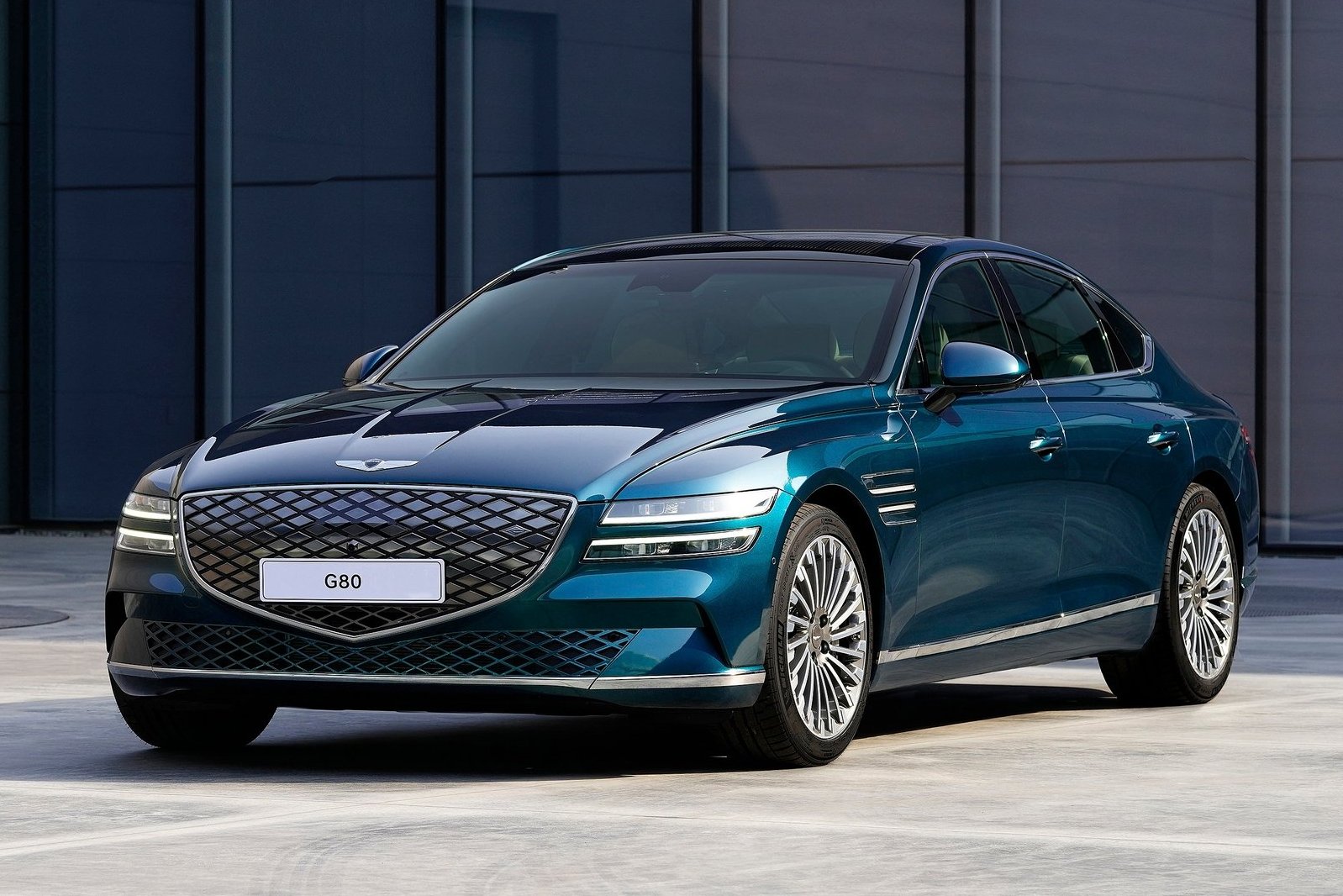 Navonok sa verzia Electrified príliš nelíši od benzínového Genesisu G80. Rozdiel je len v zaslepenej prednej maske a aerodynamicky optimalizovaných 19-palcových kolesách.