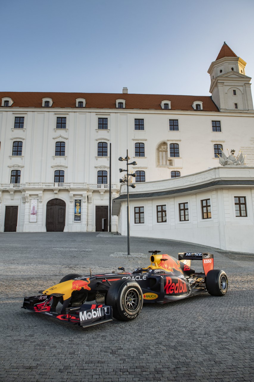 Monopost Red Bull RB7 pred Bratislavským hradom.