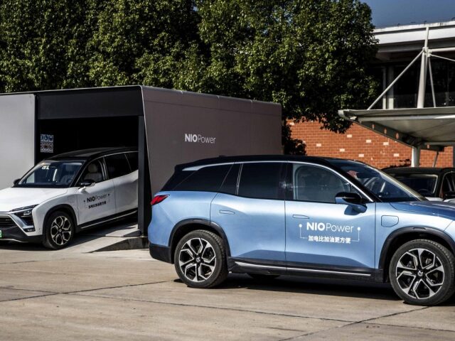 Nio je jediným výrobcom elektromobilov, ktorý pracuje na rozvoji siete výmenných batériových staníc. Nová generácia výmenníkovej stanice na batérie je plne automatizovaná.