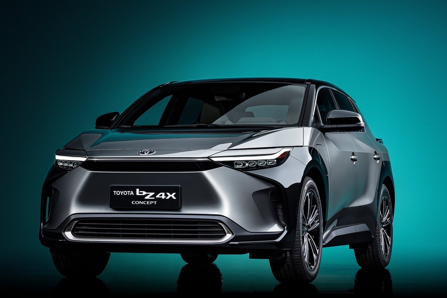 Koncept bZ4X môžeme považovať takmer za prototyp prvého sériového elektromobilu Toyoty. Sympatický crossover pôsobí ako menšia Toyota RAV4. Absentujúcu prednú masku zastupuje panel so senzormi.