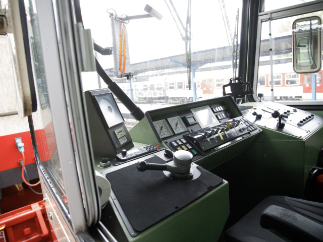 Interiér električky počas slávnostného prevzatia švajčiarskych električkových súprav na železničnej stanici Bratislava - Nové Mesto.