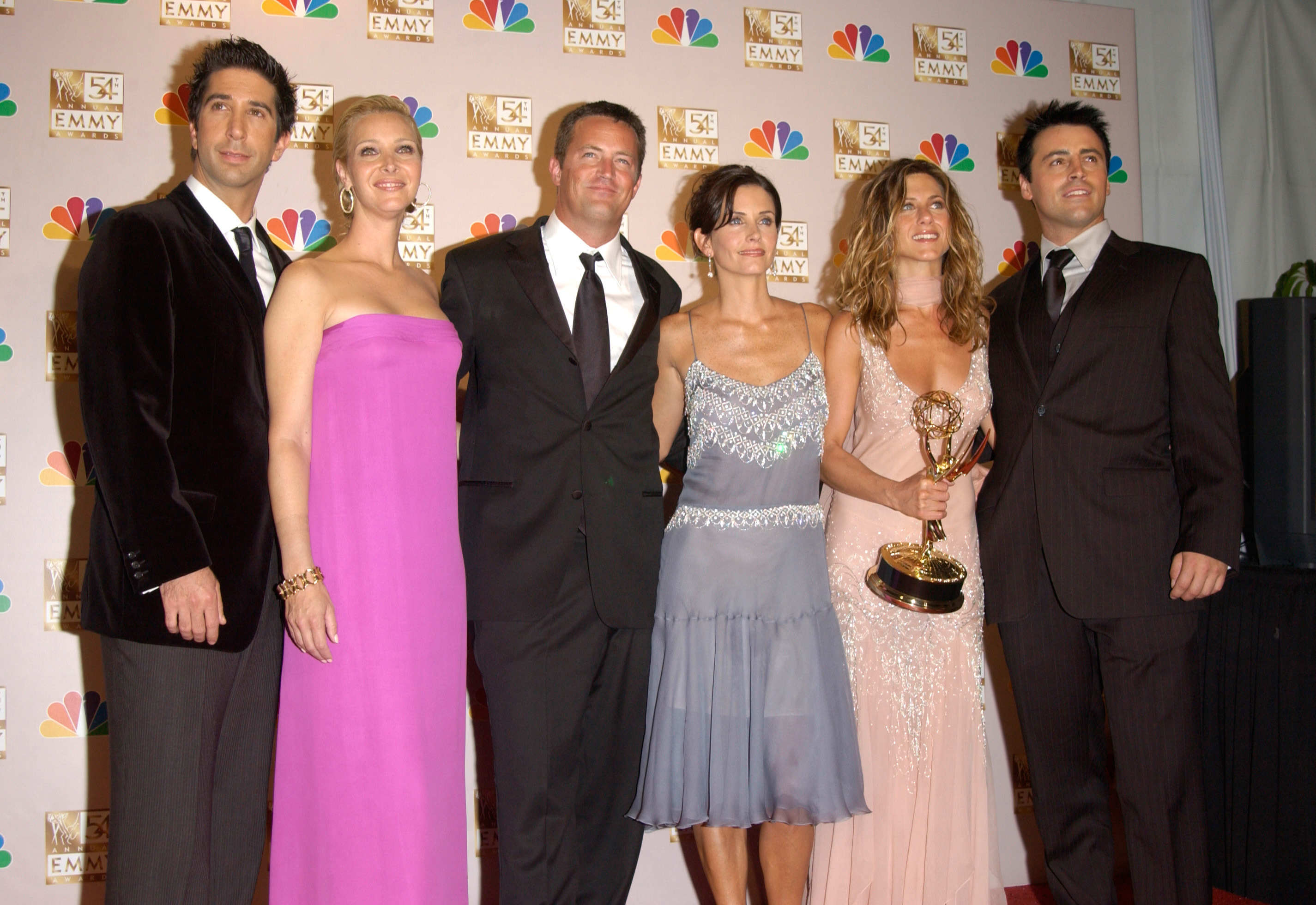 Zľava David Schwimmer, Lisa Kudrowová, Matthew Perry, Courtney Coxová, Jennifer Anistonová a Matt Leblanc na snímke z Los Angeles v roku 2002.