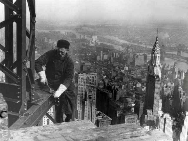 Robotník pri stavbe Empire State Building. Vpravo vidno mrakodrap Chrysler Building s výškou 319 metrov, ktorý dokončili v máji 1930.