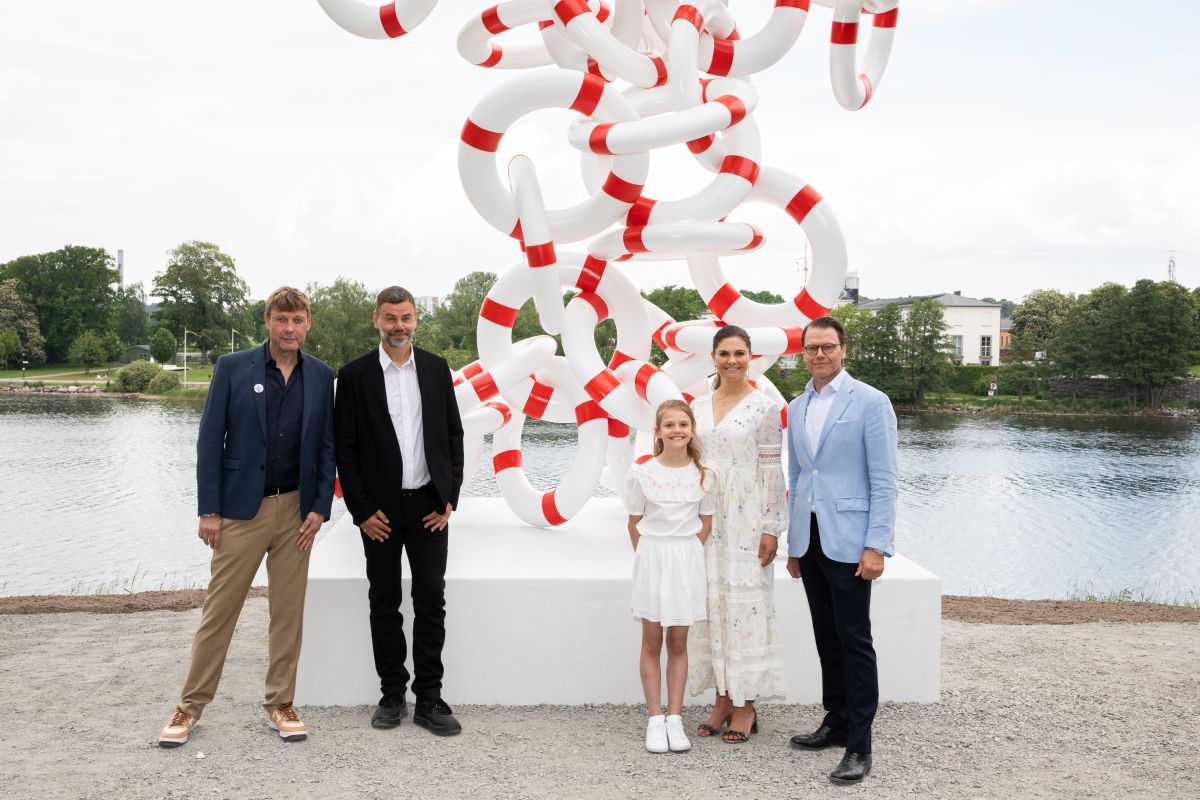 Zľava: Princezná Estelle, princezná Viktória a princ Daniel v Štokholme.