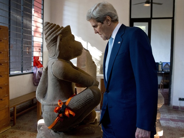 Kambodža / John Kerry / Socha /