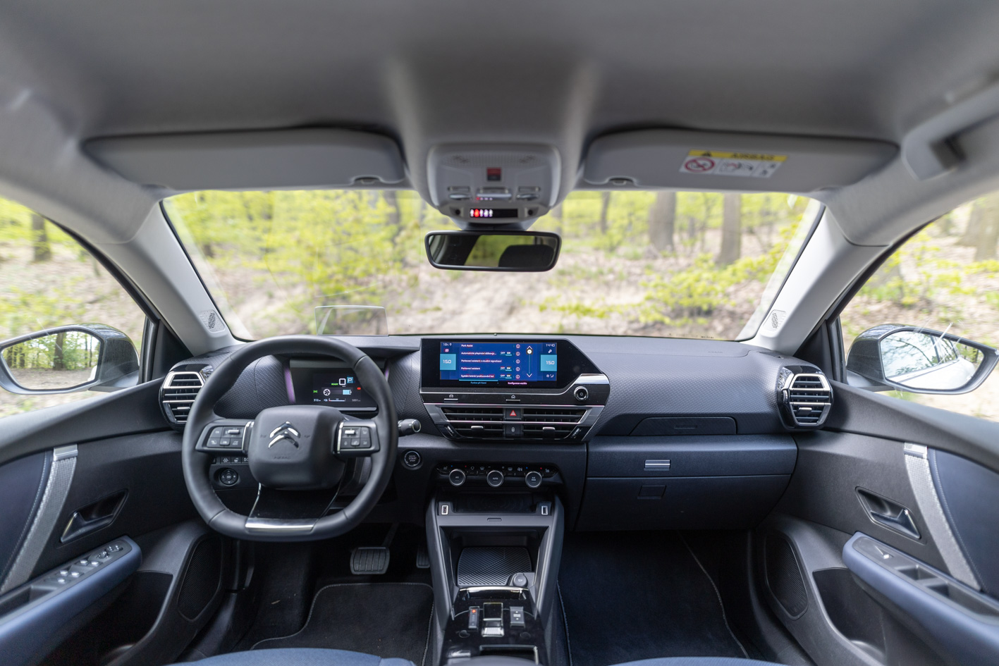 Elektrická verzia ë-C4 je z hľadiska interiéru prakticky na nerozoznanie od verzií so spaľovacími motormi.