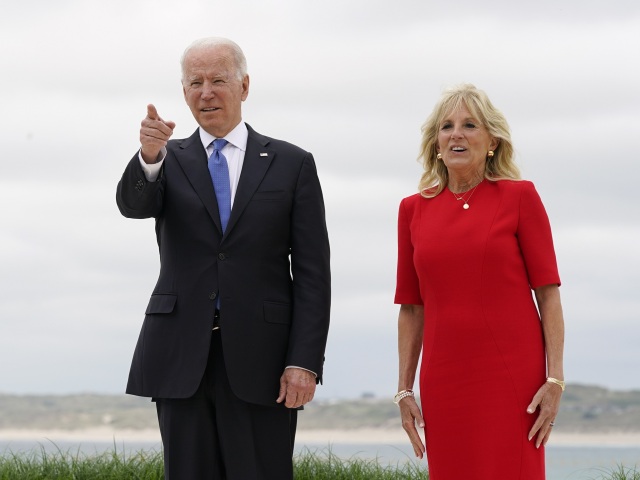 Americký prezident Joe Biden s manželkou Jill na summite krajín G7.