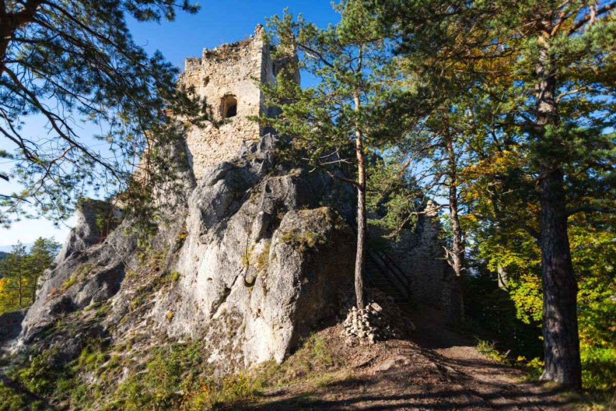 Toto je jeden z najstarších hradov na Považí, nájdete do v Súľovských vrchoch.