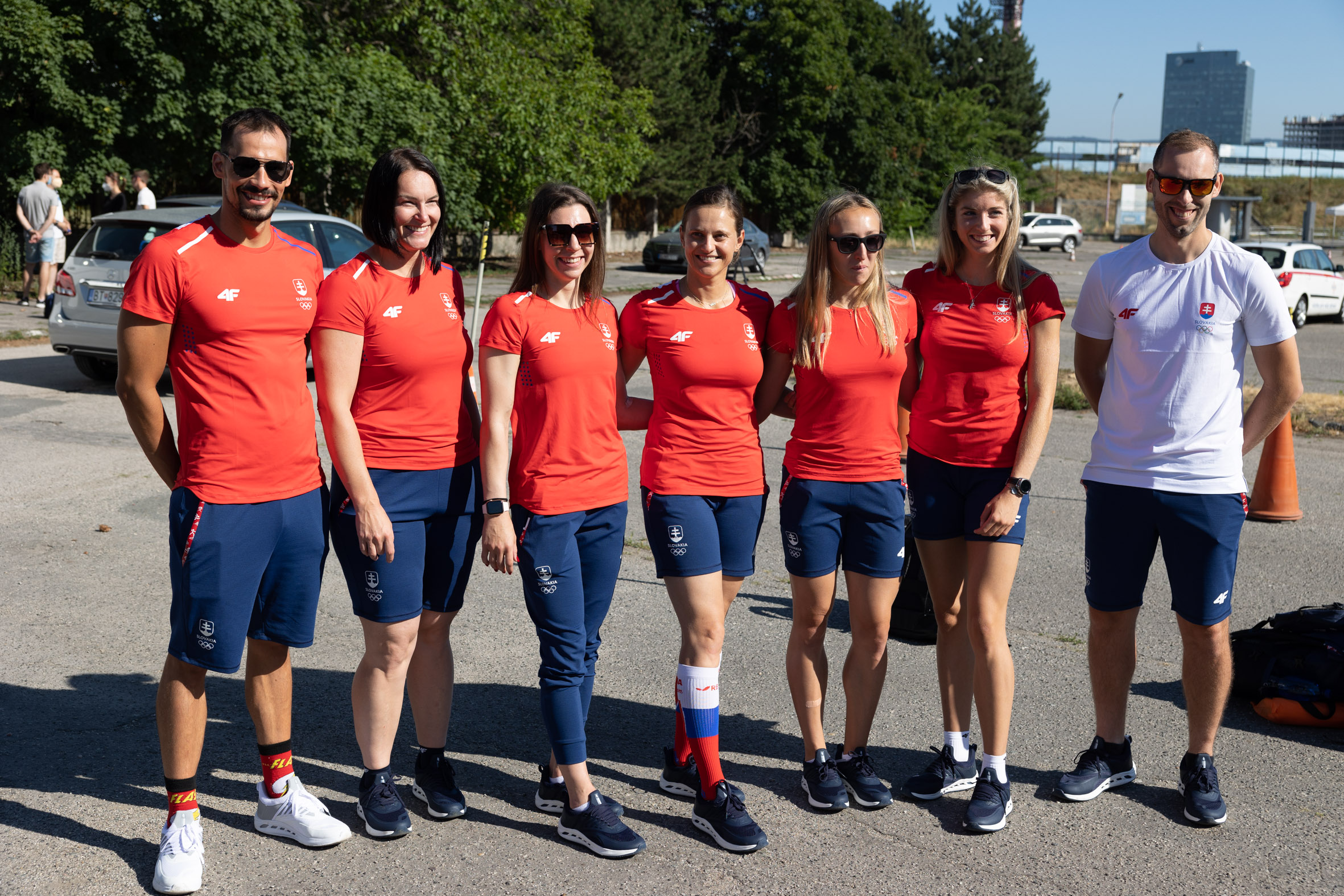 Richard Nagy, Martina Hrašnová, Barbora Mokošová, Danka Barteková, Gabriela Gajanová, Emma Zapletalová a Juraj Tužinský pred odchodom do Tokia.