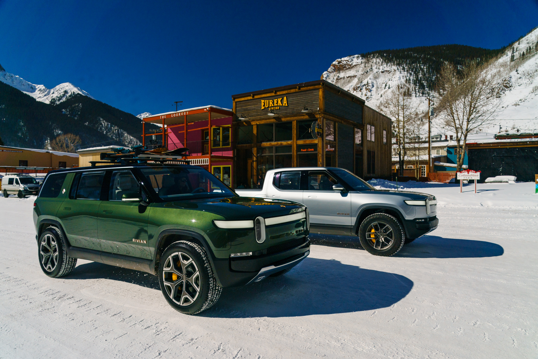 SUV RIS a pickup Rivian R1T sú prvé dva pick-upy Rivianu, popri nich ešte vyrobí stotisíc dodávok pre Amazon.