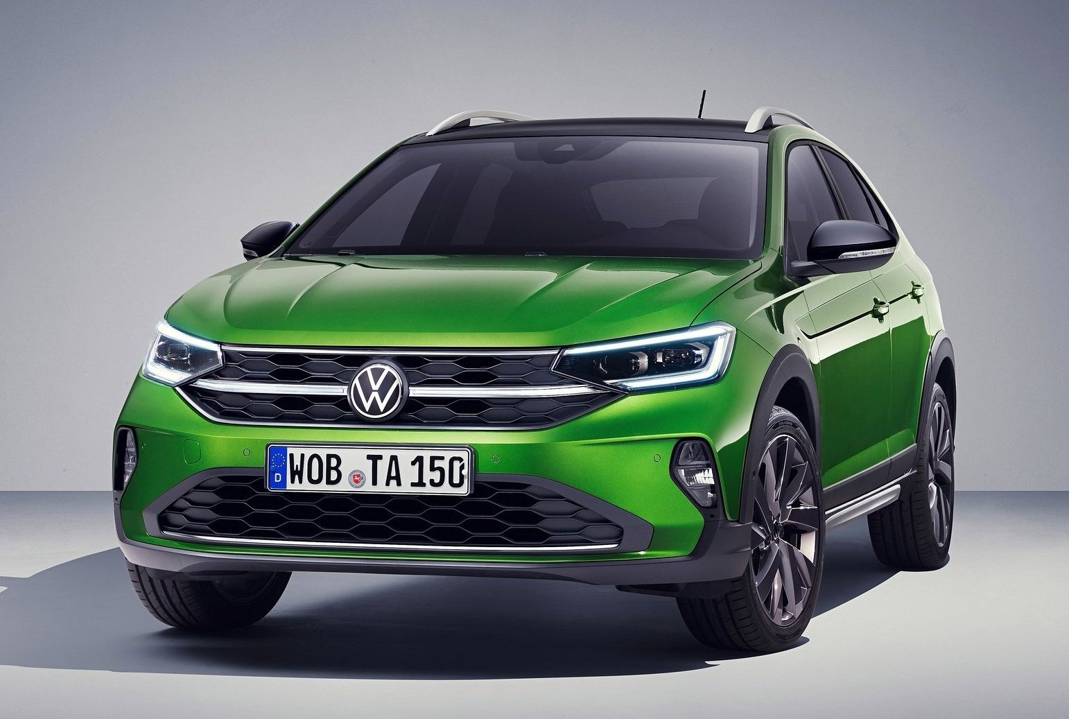 Taigo je prvým SUV-kupé Volkswagenu pre Európu. Stojí na platforme MQB A0, podobne ako T-Cross a Polo. V porovnaní s brazílskym Nivusom má modernejšie diódové svetlá prepojené svetelnou lištou. Za príplatok dostanete svetlá matrix LED.