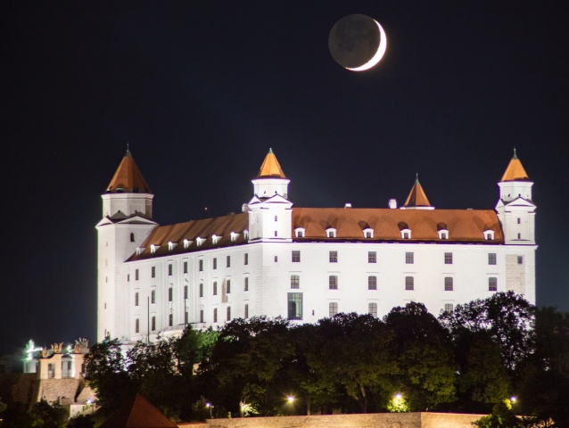 Mesiac nad Bratislavským hradom.
