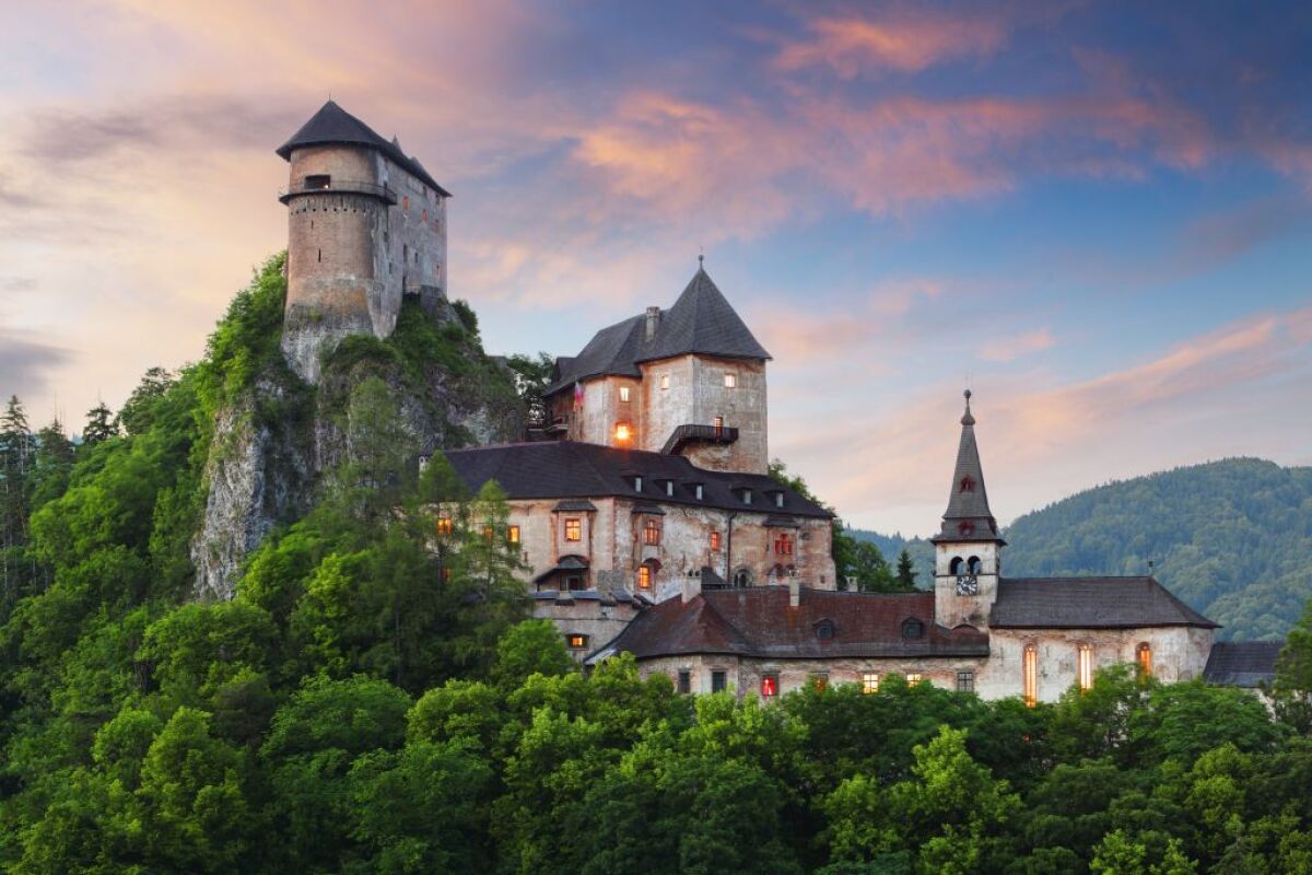 Majestátna stavba na skale s výškou 118 metrov nad riekou Orava. Koľko miestností má Oravský hrad?
