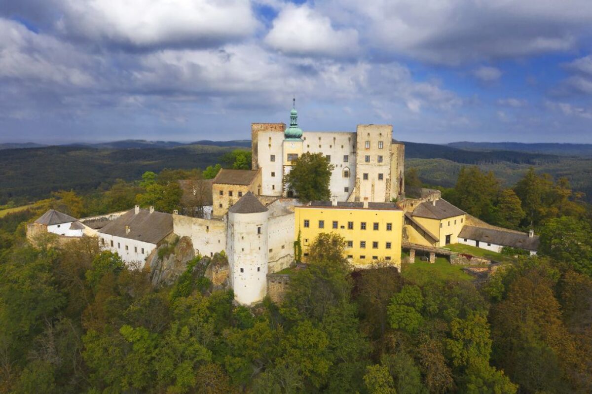 Tu je jeden z najstarších hradov Česka a vraj najstarší na Morave. Meno vraj získal podľa oltára pre boha lovu.