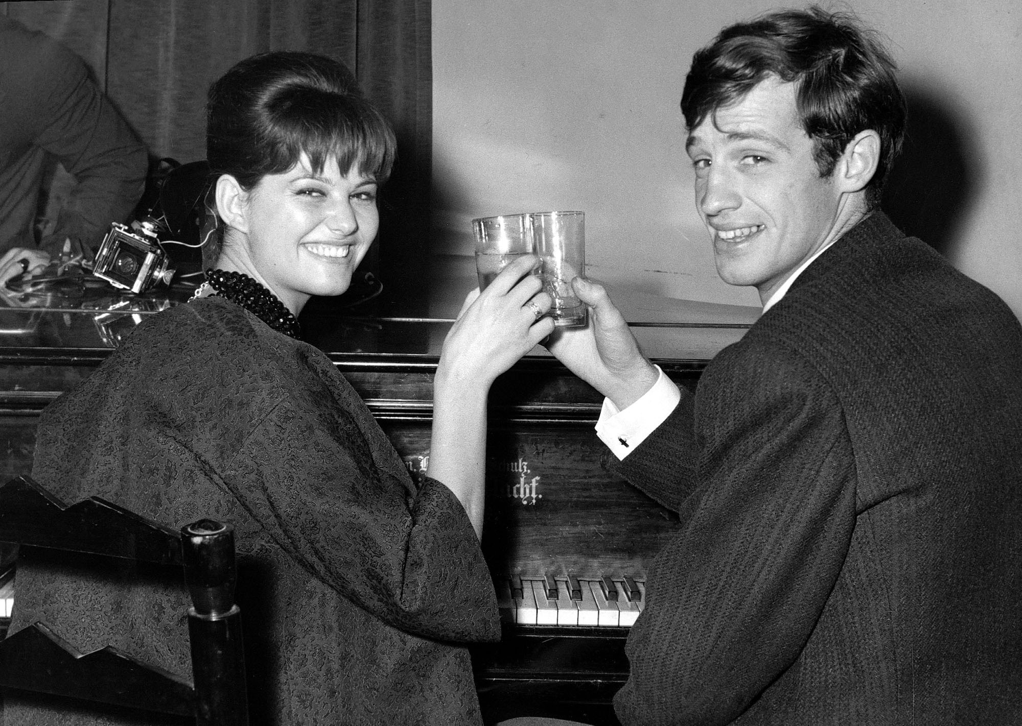 Francúzsky herec Jean-Paul Belmondo a talianska herečka Claudia Cardinale na archívnej fotografii z 3. novembra 1960.