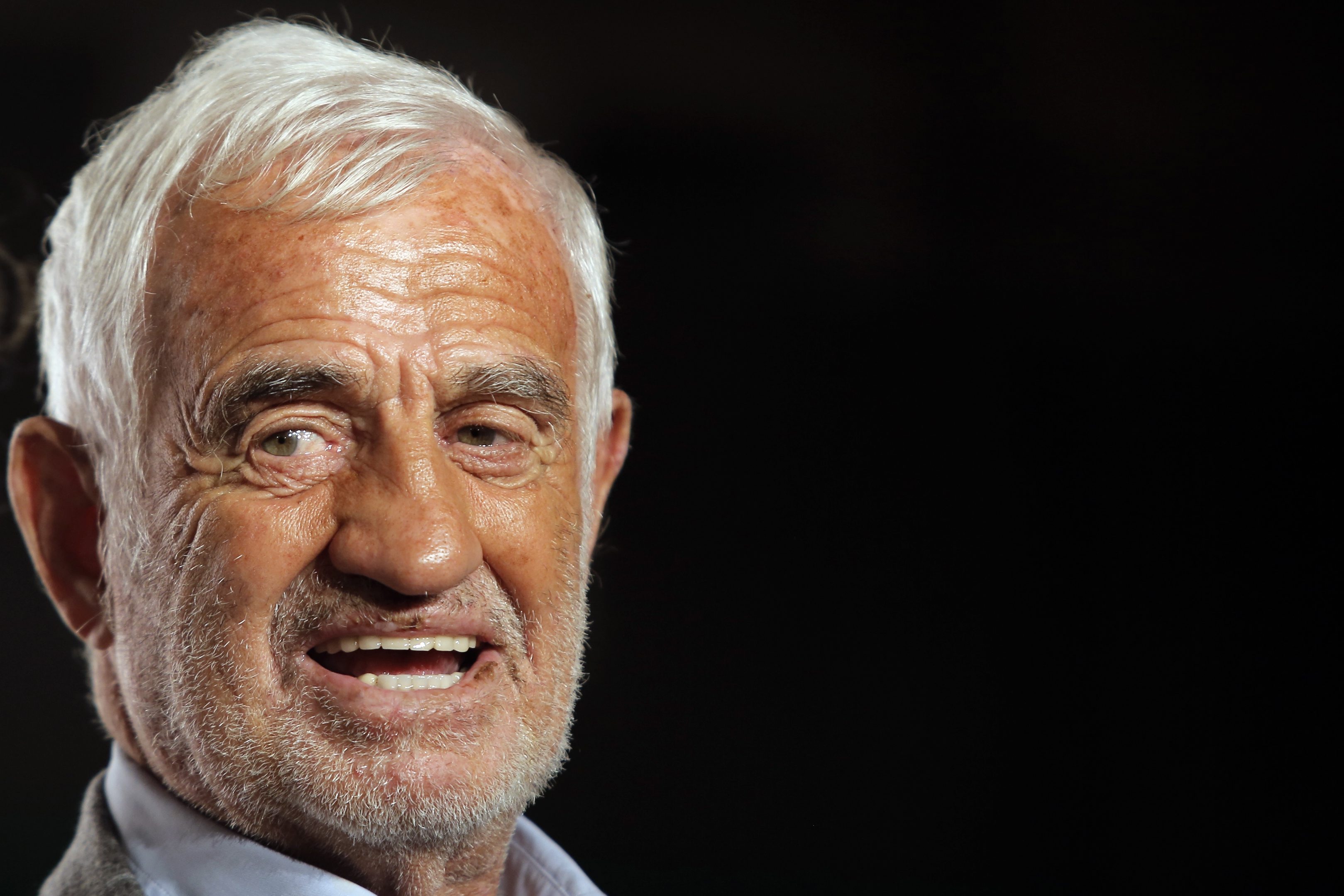 Na snímke z októbra 2013 Jean-Paul Belmondo prichádza na otvorenie 5. ročníka festivalu Lumiere v Lyone
