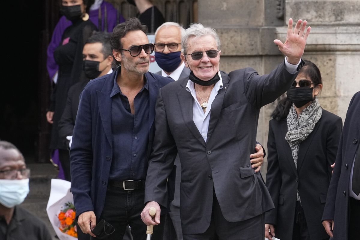 Alain Delon a jeho syn Anthony Delon na pohrebe Jeana-Paula Belmonda  v kostole Saint-Germain-des-Prés v centre Paríža.