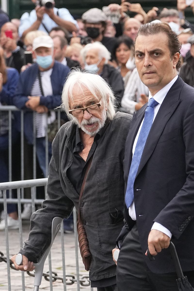 Pierre Richard  na pohrebe Jeana-Paula Belmonda  v kostole Saint-Germain-des-Prés v centre Paríža.