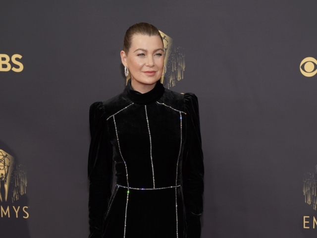 Herečka Ellen Pompeo v nohavicovom overale Elie Saab.