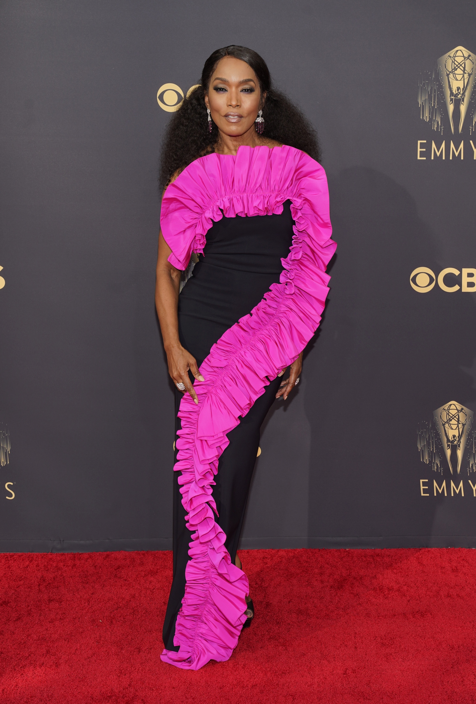 Herečka Angela Bassett v kreácii Greta Constantine.