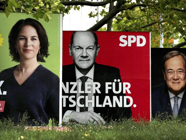 Na volebných bilbordoch traja kandidáti na kancelára. Vľavo za Zelených Annalena Baerbocková, v strede za SPD Olaf Scholz a vpravo Armin Laschet za CDU/CSU. Najväčšiu šancu vyhrať dnešné voľby majú podľa prieskumov Scholzovi sociálni demokrati.