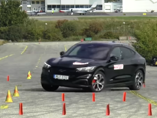 Nespoliehajte sa na elektroniku ani na pohon oboch náprav. Každé auto, aj to najmodernejšie, môže dostať šmyk - pretáčavý aj nedotáčavý. Môžete mať smolu, ale väčšinou je hlavný problém medzi sedadlom a volantom.