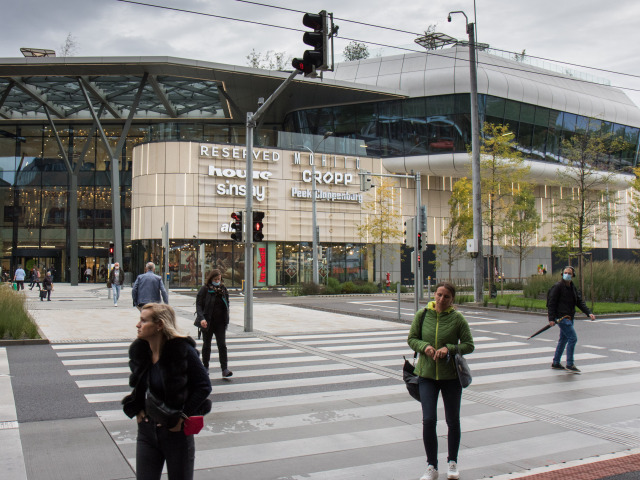 Exteriér komplexu Nivy, v ktorom sa nachádza nákupné centrum a autobusová stanica. Bratislava 30. september 2021. Foto: SITA/Ľudovít Vaniher