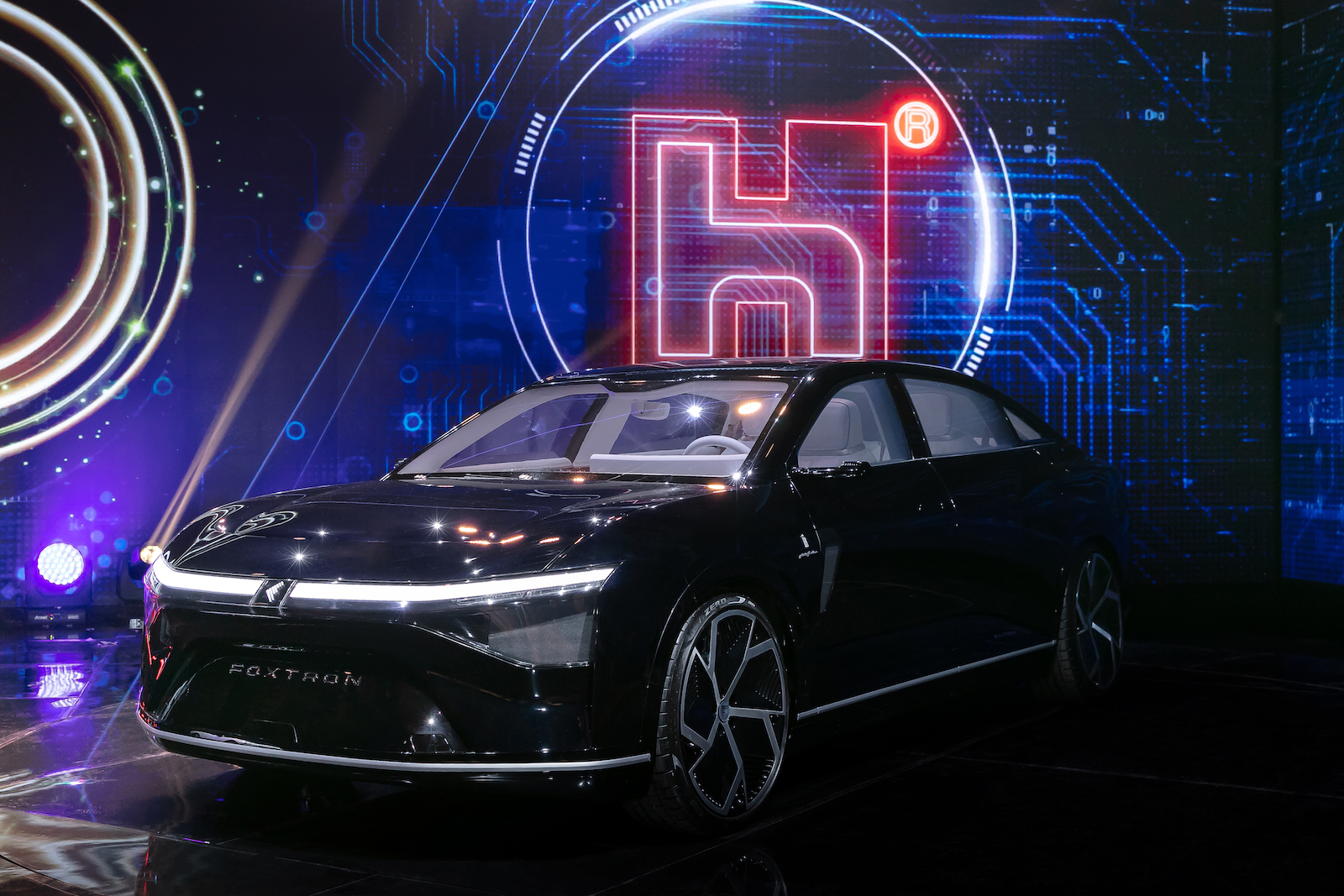 Model E bol vyvinutý v spolupráci s dizajnérskym štúdiom Pininfarina.