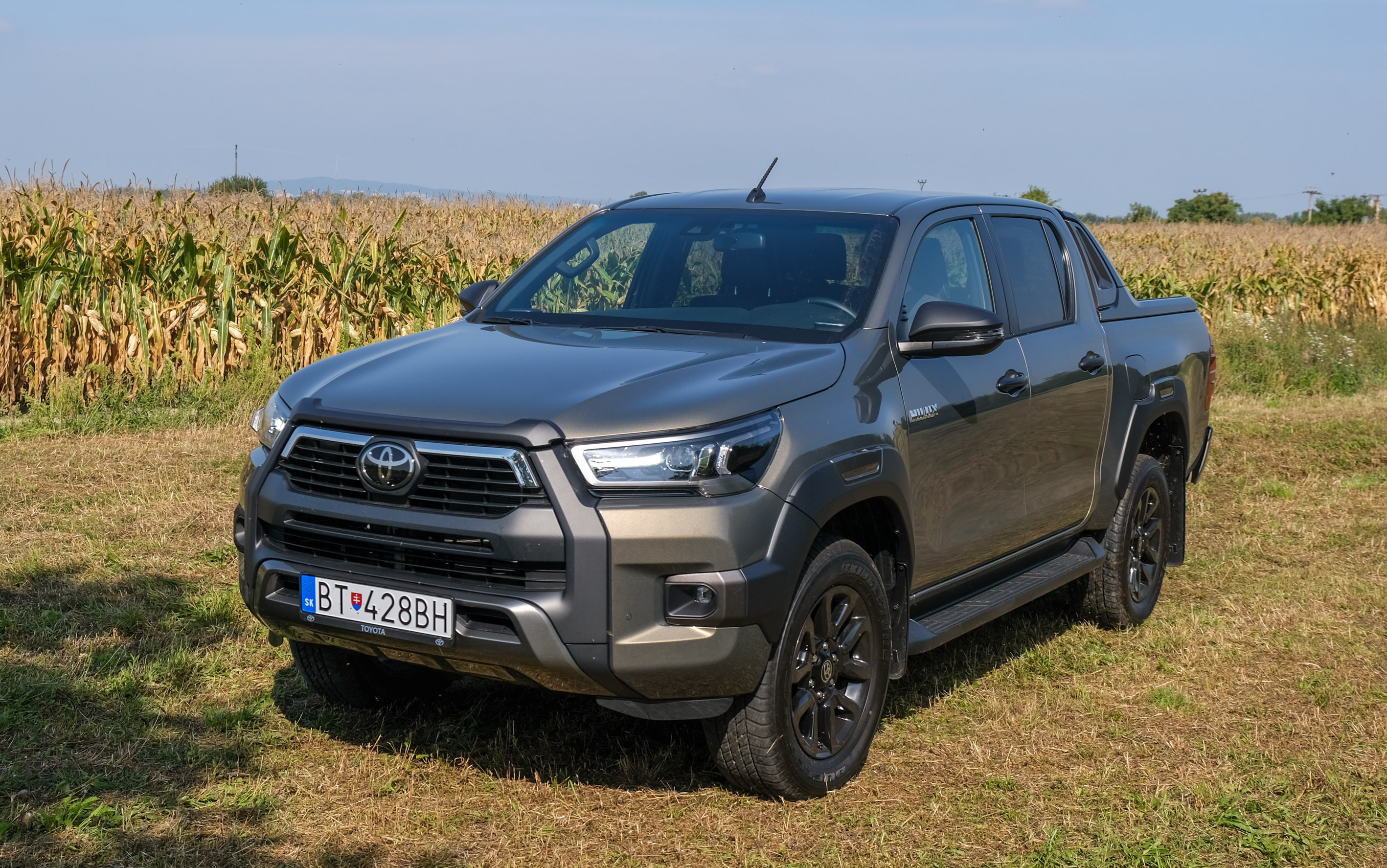 Toyota Hilux má po novom vpredu LED svetlá a kompletne prepracovanú celú masku.