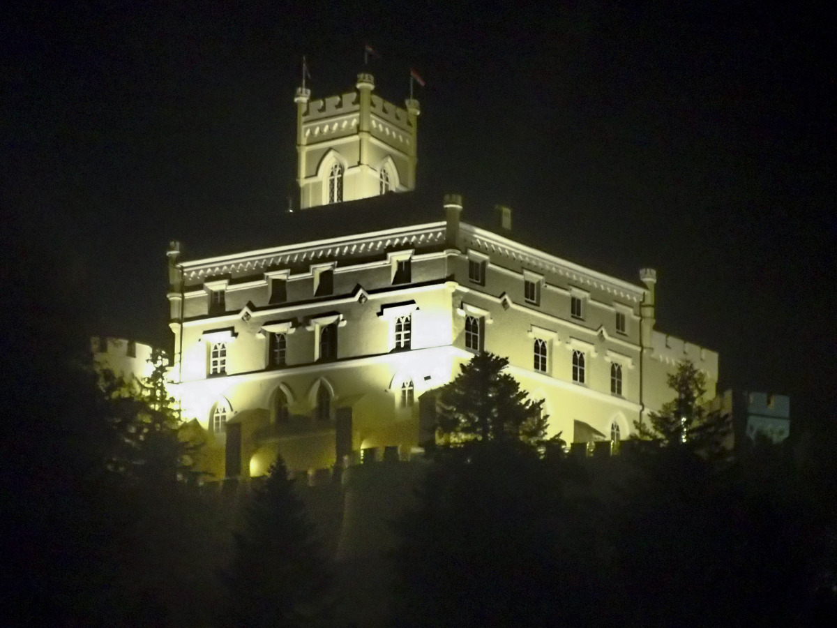 Trakoščan, Chorvátsko, hrad, noc