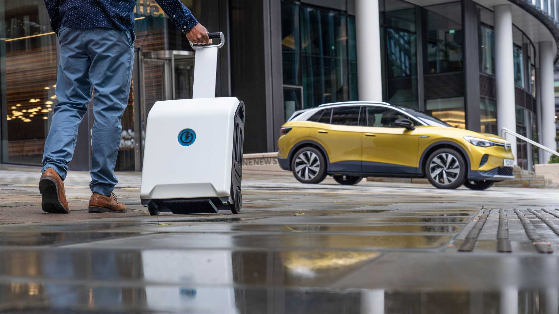 Mobilná batéria ZipCharge Go má rozmery približne ako kufor na kolieskach. V batožinovom priestore auta by tak nemala zabrať zbytočne veľa miesta.