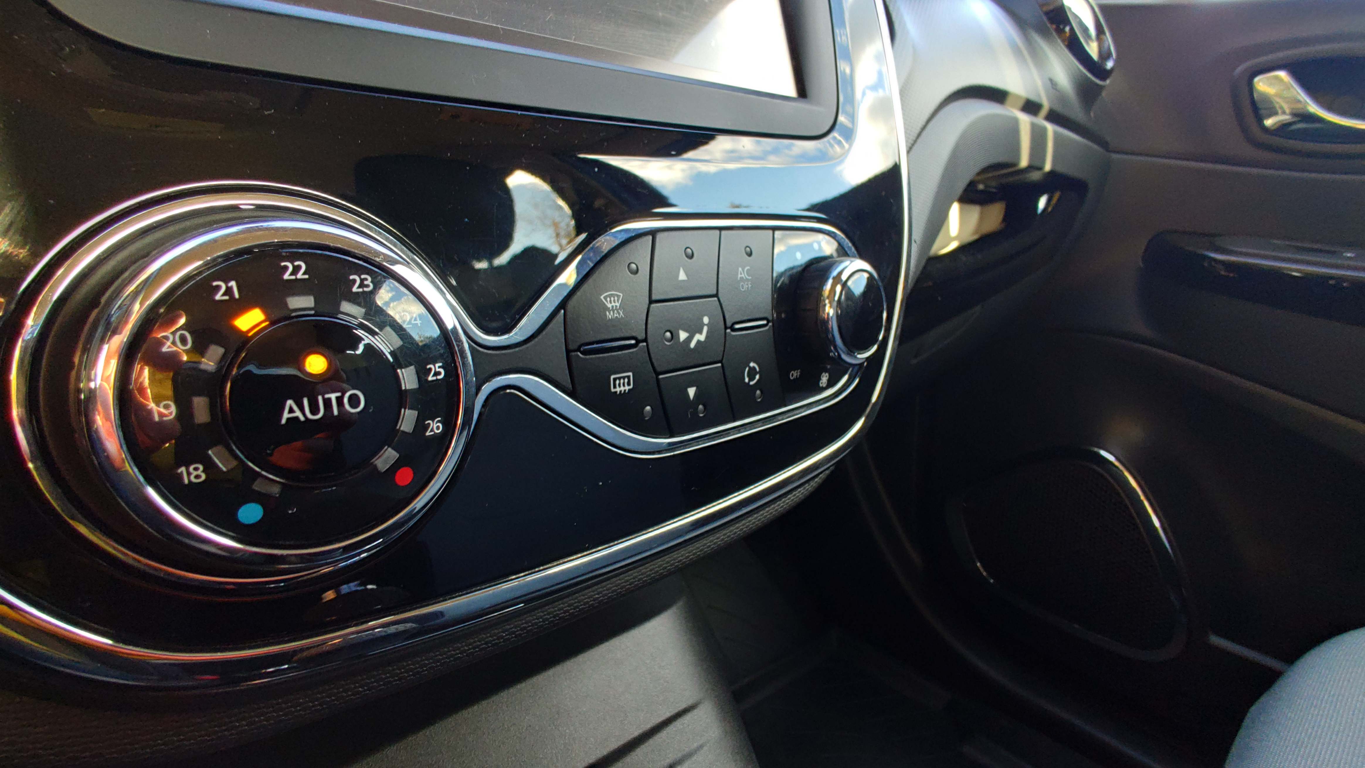 Renault Captur môže mať na palube aj automatickú klimatizáciu.