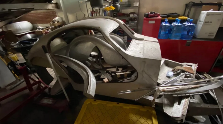 Používateľ siete Reddit zverejnil snímky reštaurovania Bugatti Type 57, o ktorom tvrdí, že ide o stratený exemplár La Voiture Noire, ktoré vlastnil syn Ettore Bugatiho.