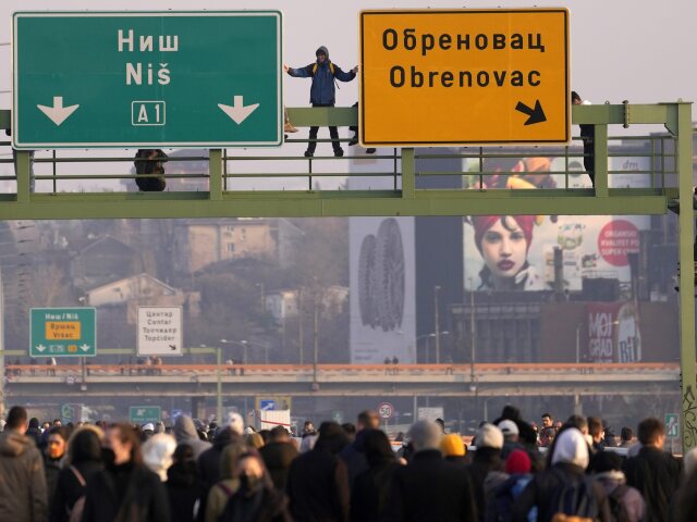 Srbsko protesty nové zákony